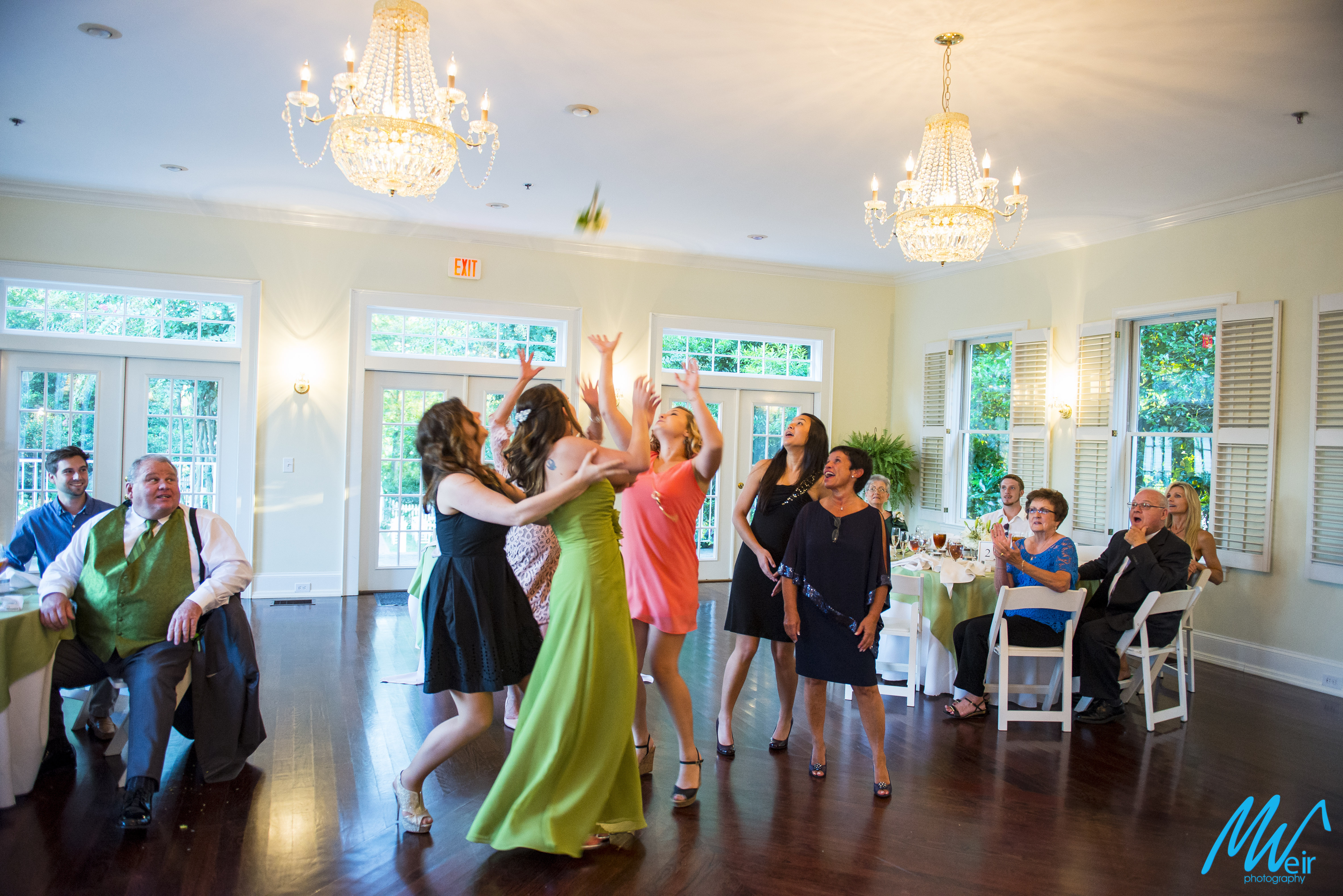 single ladies try to catch bouquet